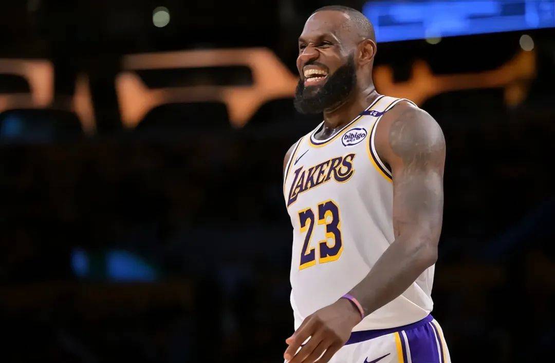 爱游戏体育下载-美媒评本世纪NBA每年最强球员：詹姆斯8次，科比3次