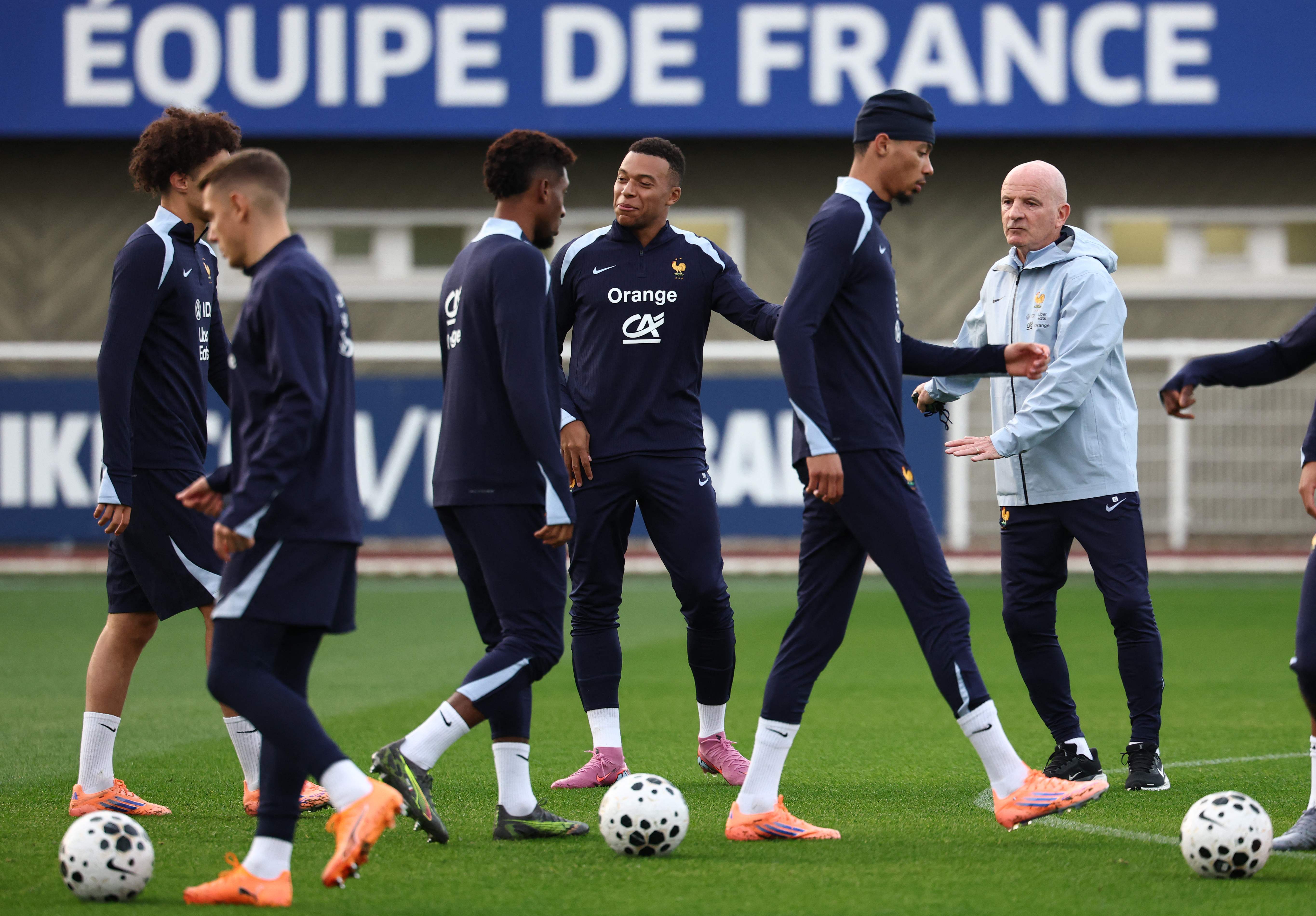 （外代二线）足球——世预赛：法国队备战